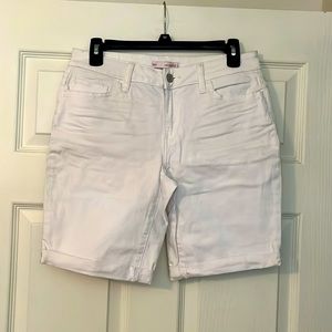 JUNIORS WHITE BERMUDA SHORTS : SIZE 9